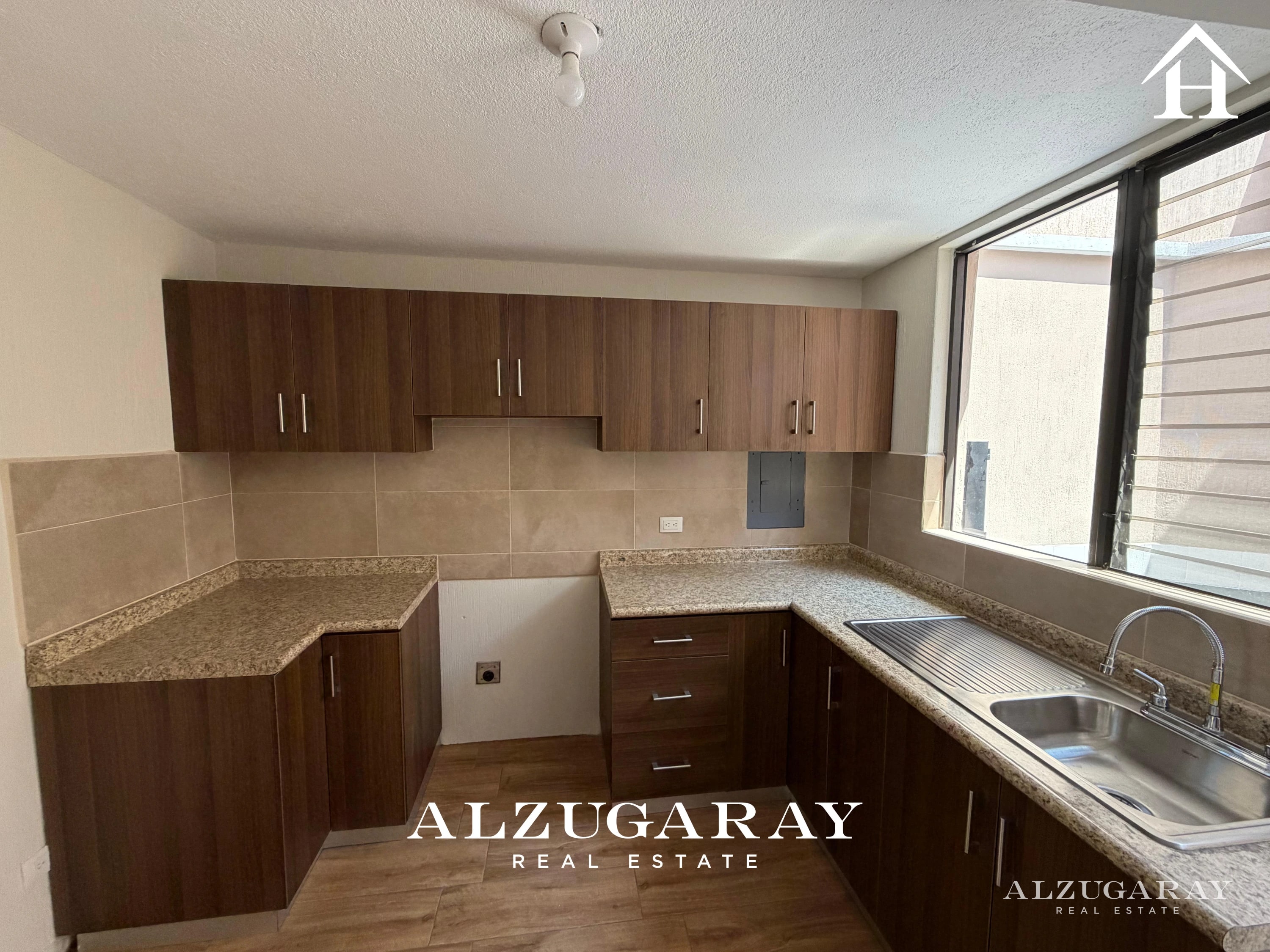 CASA REMODELADA EN CONDOMINIO - 3 HAB. AVENIDA HINCAPIE ZONA 13 — Casa en Alquiler en Zona 15, Guatemala, Ciudad — foto 4 de 12