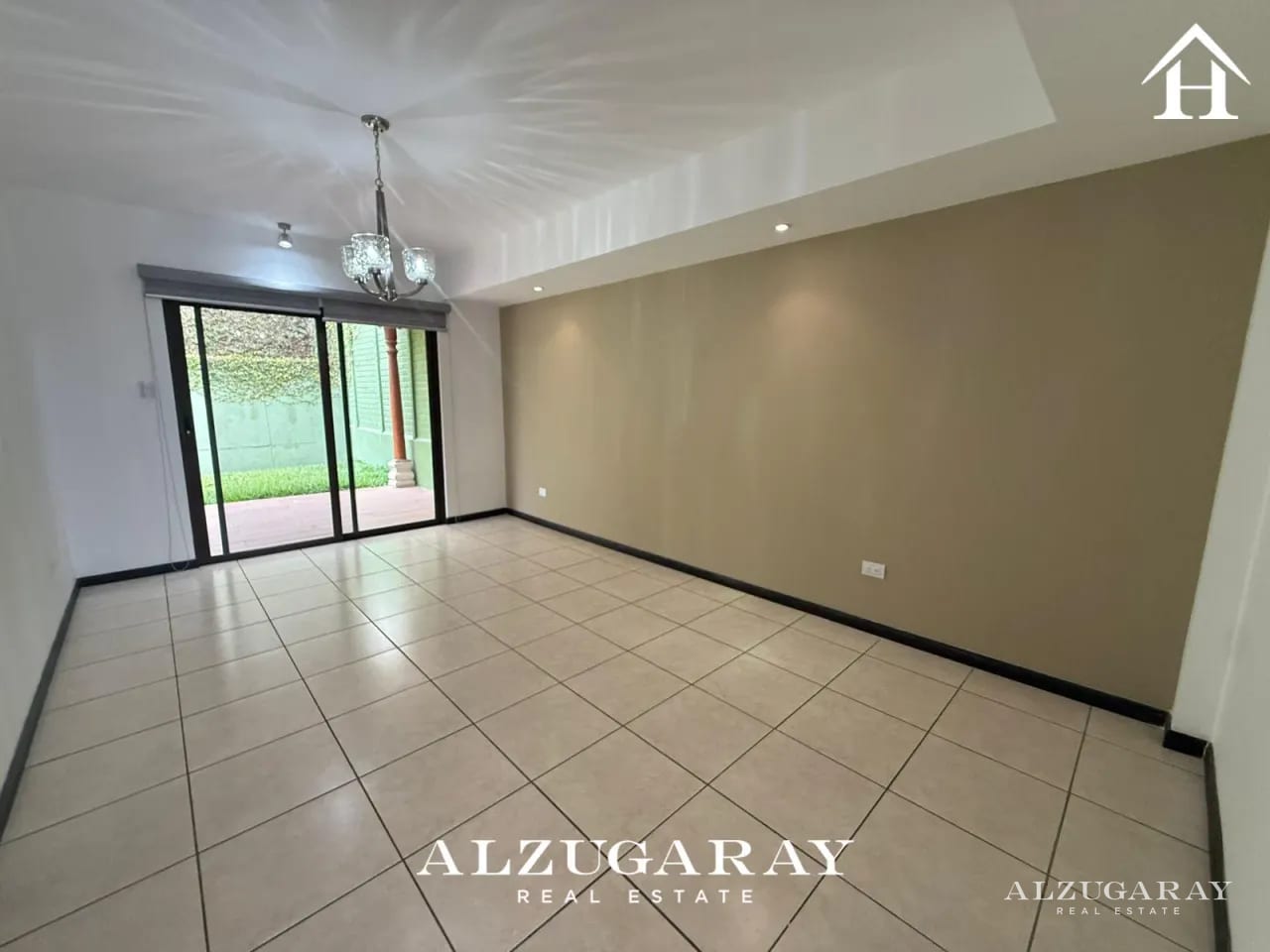 CASA C/ JARDÍN Y PERGOLA Z.16- 3 HAB. / VISTAS DE SAN ISIDRO — Casa en Venta en Vistas de San Isidro, Zona 16, Guatemala, Ciudad — foto 3 de 12