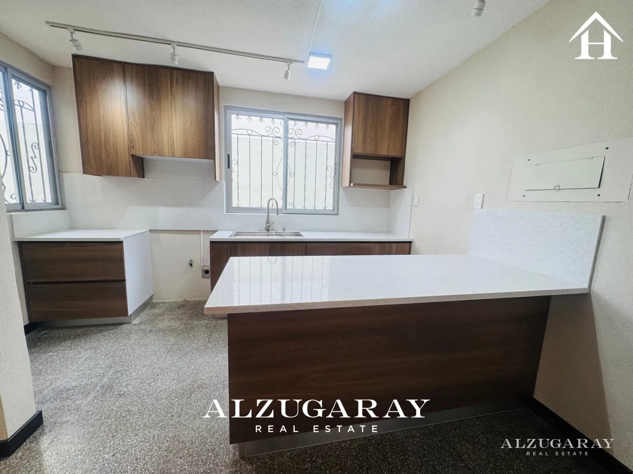 CASA CON AMPLIO JARDIN -5 HAB. / CONDOMINIO Z. 15 — Casa en Venta en Zona 15, Guatemala, Ciudad — foto 6 de 14