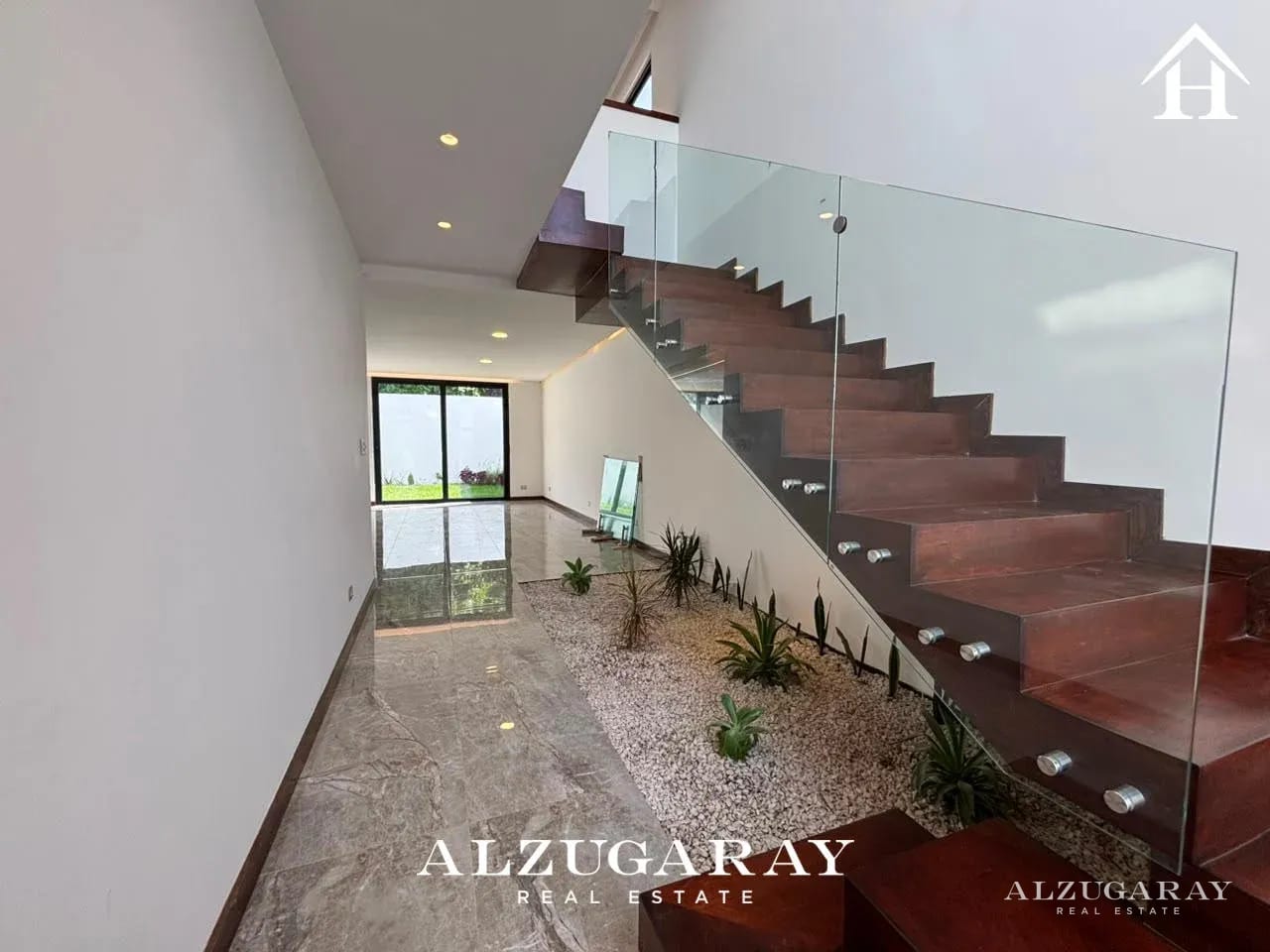 Casa Moderna para Estrenar - 5 Hab / Carr. Sta Elena Barillas — Casa en Venta en Santa Elena Barillas, Guatemala, Ciudad — foto 3 de 12