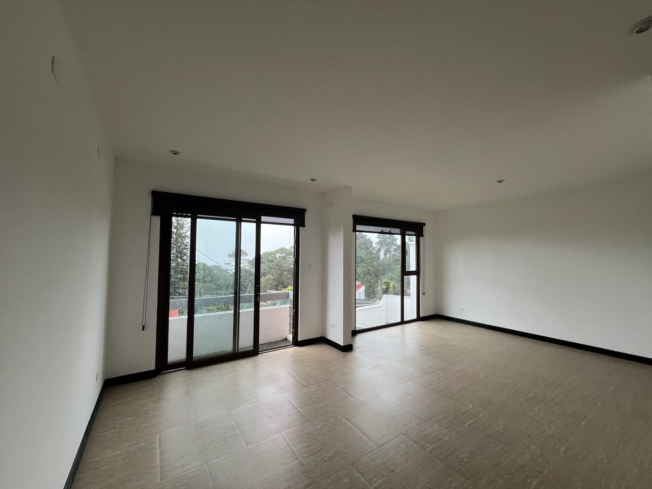 MUXBAL CASA VENTA DENTRO DE CONDOMINIO PRIVADO, 3 DORMITORIOS, SALÓN DE JUEGOS CON SALIDA A JARDÍN Y BAÑOS COMPLETOS, 365 MTS2, 2 PARQUEOS, 3 DIFERENTES ACCESOS, $580,000 DÓLARES — Casa en Venta en Muxbal, Guatemala, Ciudad — foto 3 de 14