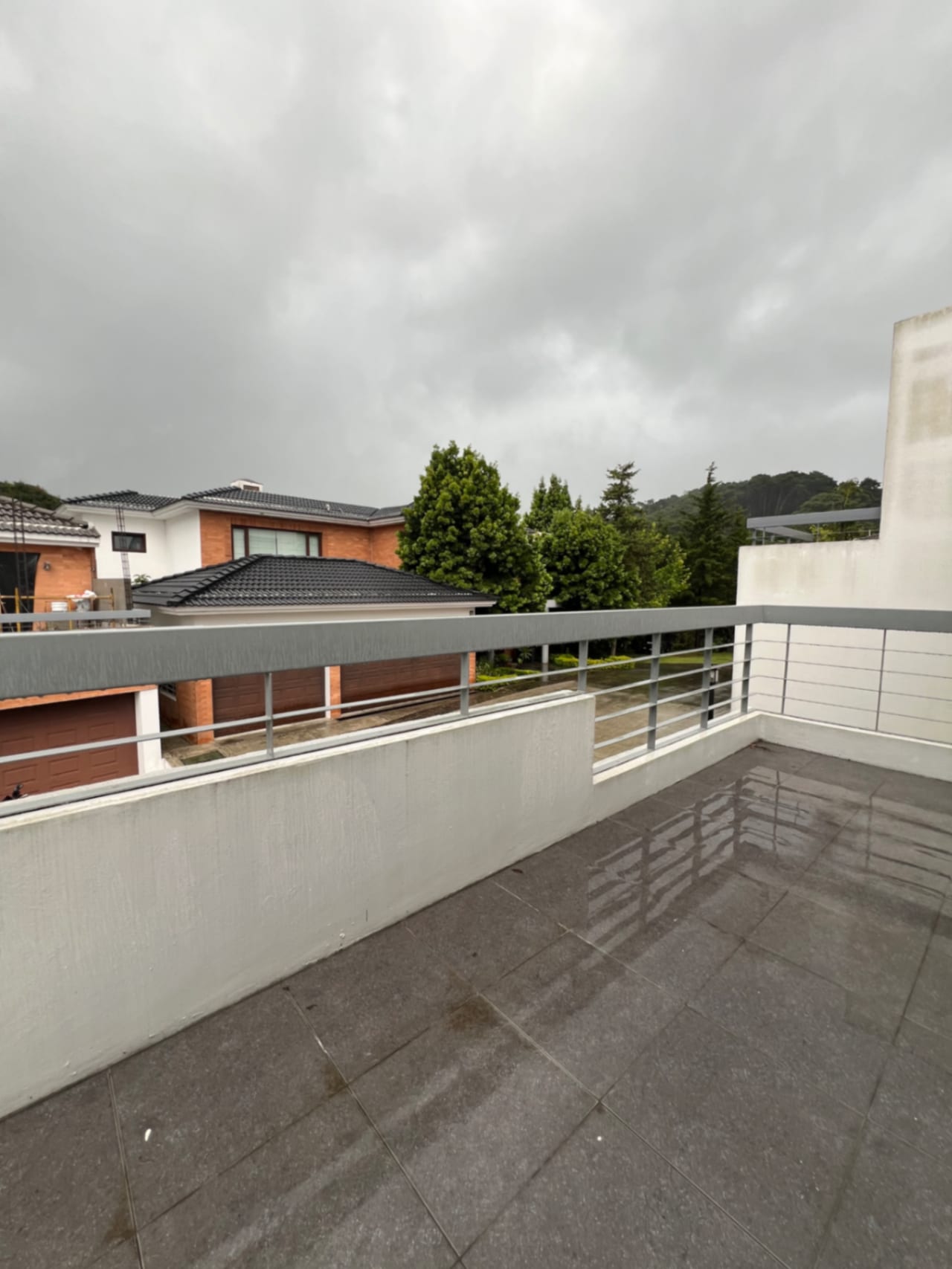 MUXBAL CASA VENTA DENTRO DE CONDOMINIO PRIVADO, 3 DORMITORIOS, SALÓN DE JUEGOS CON SALIDA A JARDÍN Y BAÑOS COMPLETOS, 365 MTS2, 2 PARQUEOS, 3 DIFERENTES ACCESOS, $580,000 DÓLARES — Casa en Venta en Muxbal, Guatemala, Ciudad — foto 7 de 14