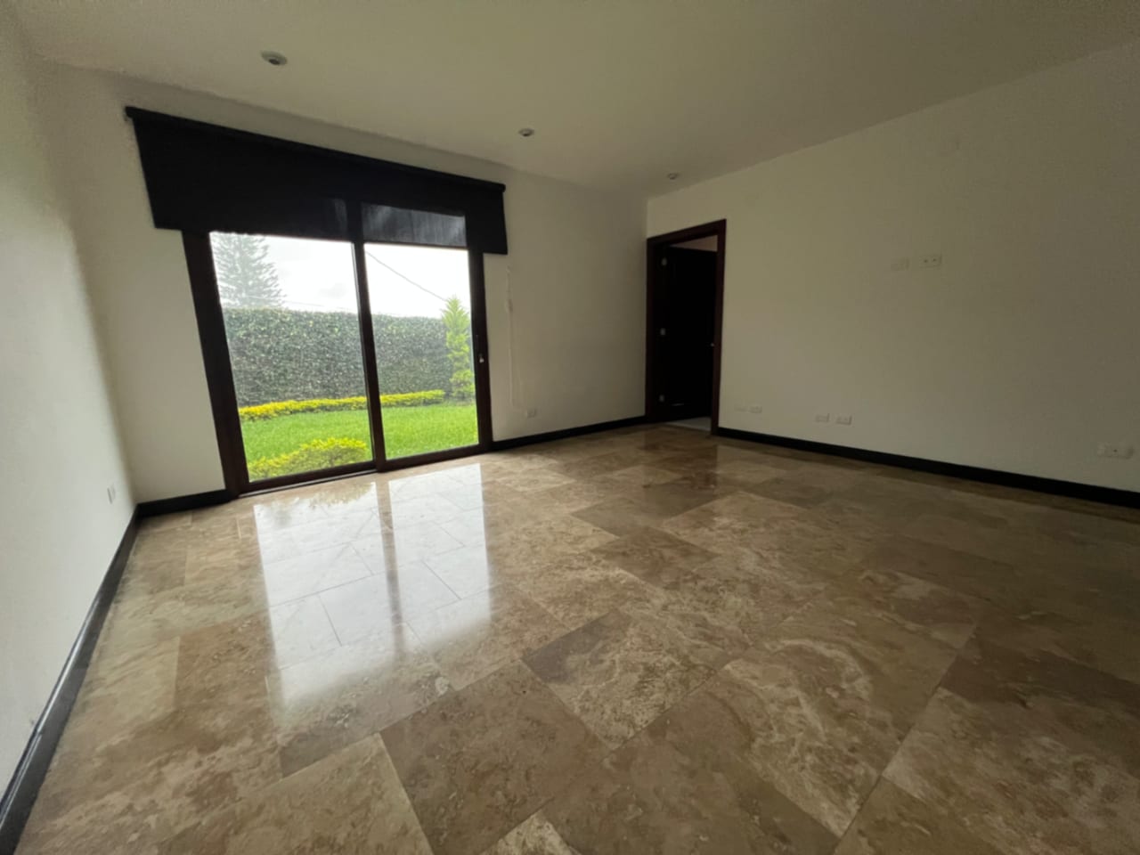 MUXBAL CASA VENTA DENTRO DE CONDOMINIO PRIVADO, 3 DORMITORIOS, SALÓN DE JUEGOS CON SALIDA A JARDÍN Y BAÑOS COMPLETOS, 365 MTS2, 2 PARQUEOS, 3 DIFERENTES ACCESOS, $580,000 DÓLARES — Casa en Venta en Muxbal, Guatemala, Ciudad — foto 8 de 14