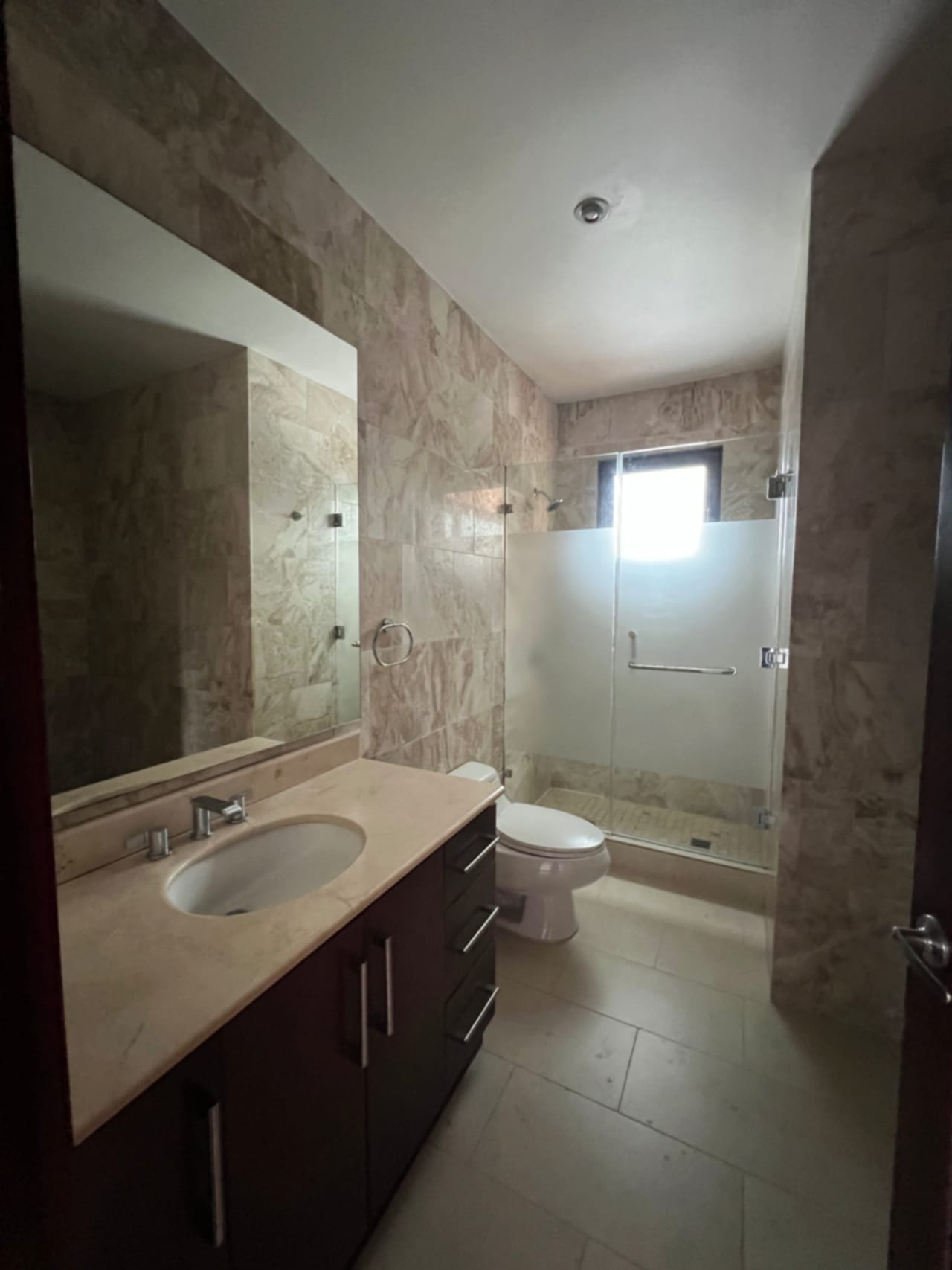 MUXBAL CASA VENTA DENTRO DE CONDOMINIO PRIVADO, 3 DORMITORIOS, SALÓN DE JUEGOS CON SALIDA A JARDÍN Y BAÑOS COMPLETOS, 365 MTS2, 2 PARQUEOS, 3 DIFERENTES ACCESOS, $580,000 DÓLARES — Casa en Venta en Muxbal, Guatemala, Ciudad — foto 12 de 14