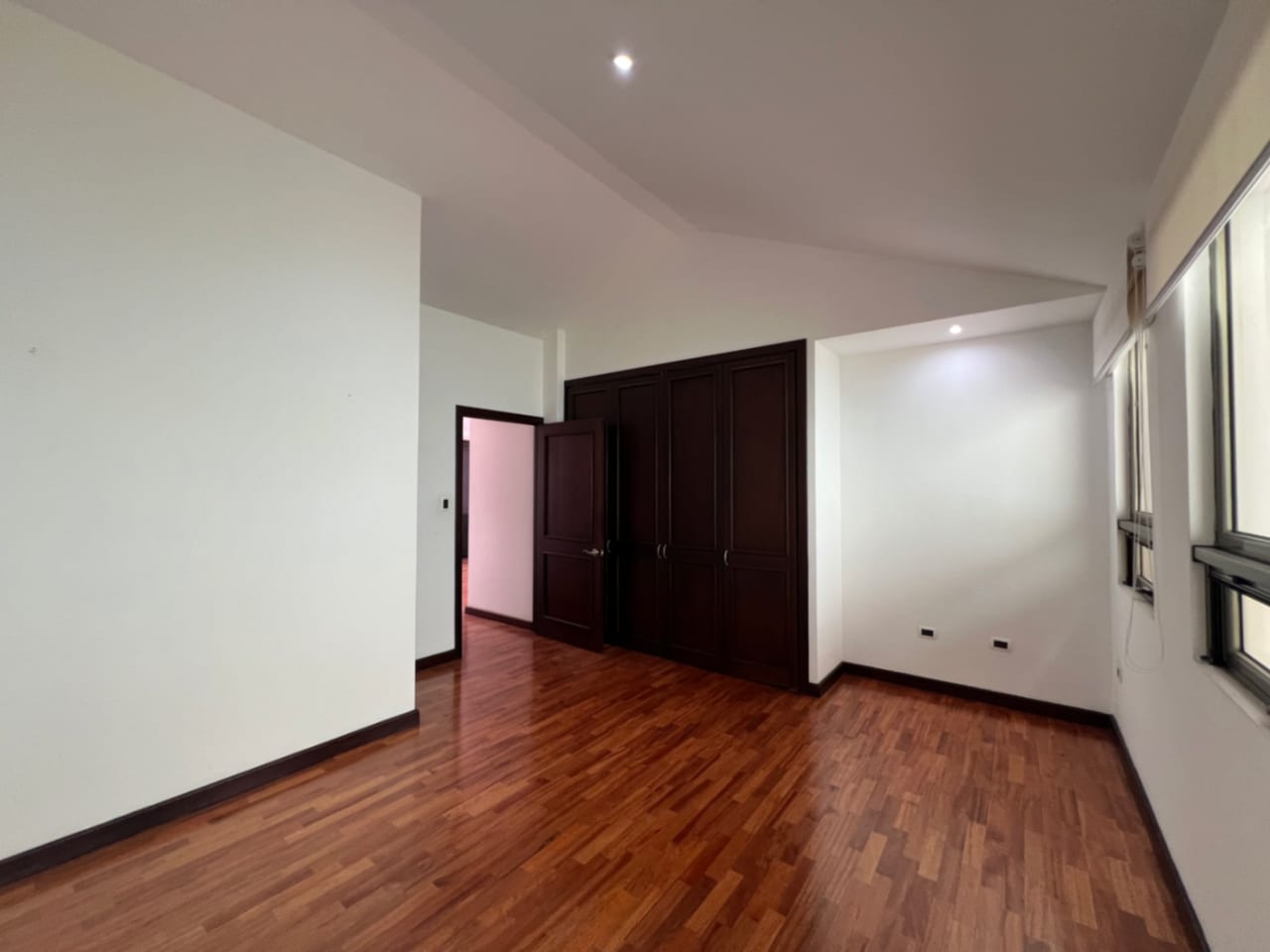 CASA RENTA ZONA 10, OAKLAND , 4 DESNIVELES, 3 DORMITORIOS , CONDOMINIO PRIVADO CON GARITA. $2,500 + IVA — Casa en Alquiler en Zona 10, Guatemala, Ciudad — foto 13 de 17