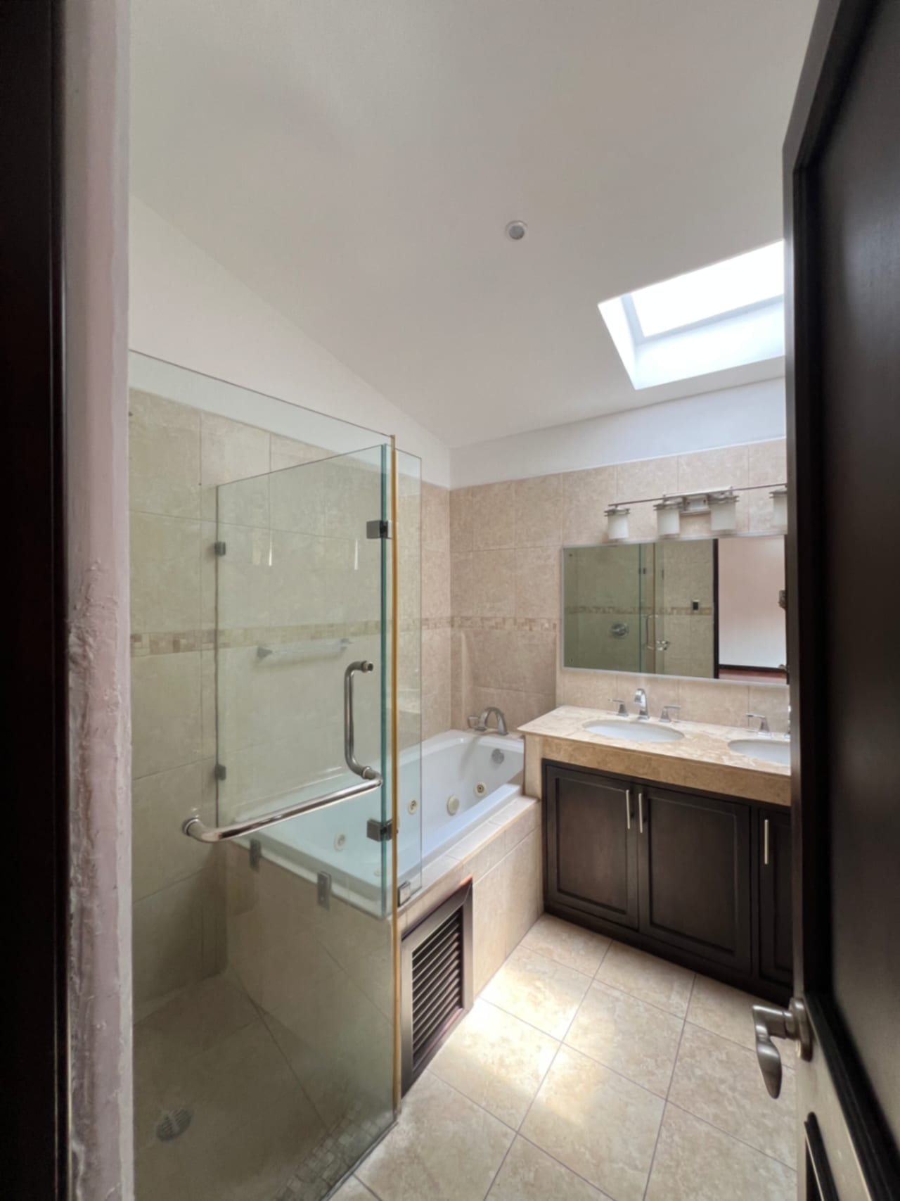 CASA RENTA ZONA 10, OAKLAND , 4 DESNIVELES, 3 DORMITORIOS , CONDOMINIO PRIVADO CON GARITA. $2,500 + IVA — Casa en Alquiler en Zona 10, Guatemala, Ciudad — foto 14 de 17