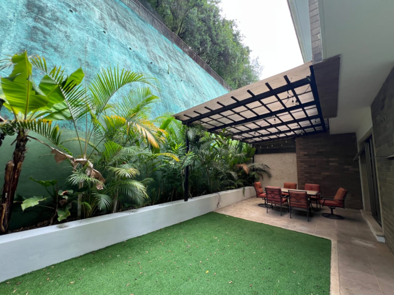OAKLAND ZONA 10, CASA RENTA 370 MTS2, 3 DORMITORIOS, SALA FAMILIAR, DORMITORIO DE SERVICIO, CONDOMINIO PRIVADO, SE ACEPTAN SOLAMENTE MASCOTA PEQUEÑA, TIENE DESNIVELES $2,500 — Casa en Alquiler en Zona 10, Guatemala, Ciudad — foto 3 de 11