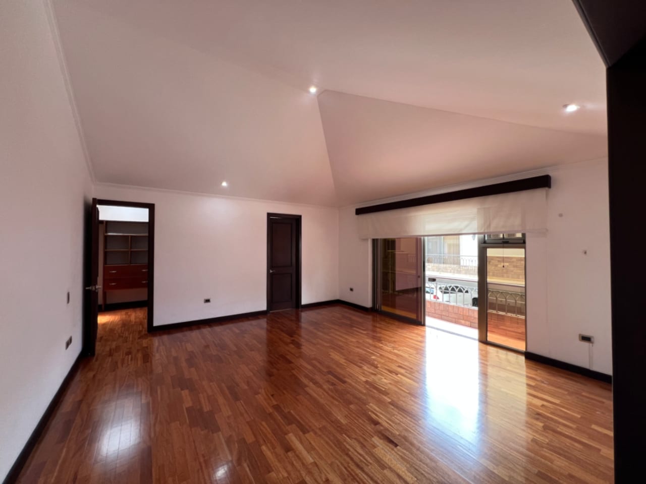OAKLAND ZONA 10, CASA RENTA 370 MTS2, 3 DORMITORIOS, SALA FAMILIAR, DORMITORIO DE SERVICIO, CONDOMINIO PRIVADO, SE ACEPTAN SOLAMENTE MASCOTA PEQUEÑA, TIENE DESNIVELES $2,500 — Casa en Alquiler en Zona 10, Guatemala, Ciudad — foto 5 de 11