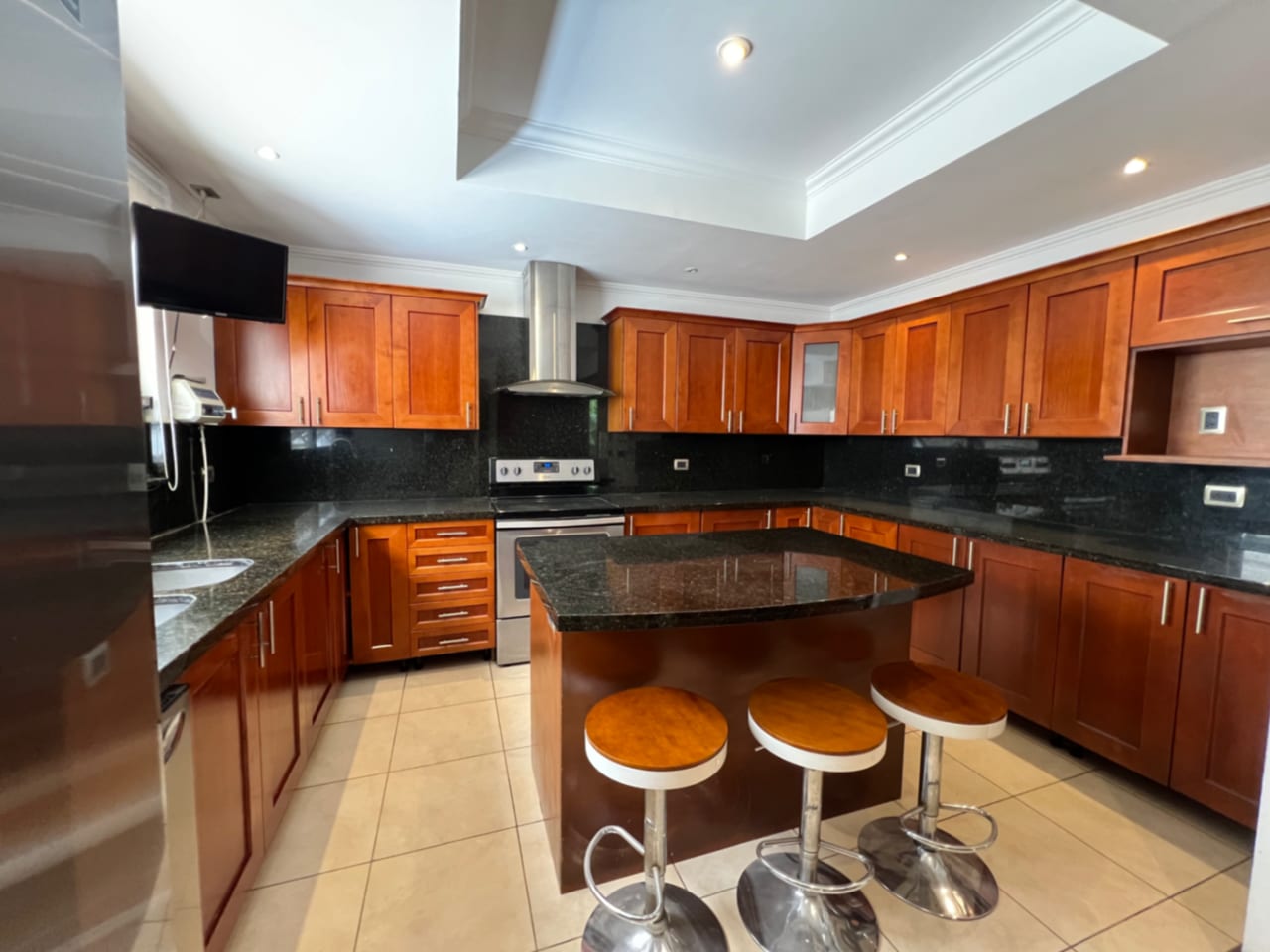 OAKLAND ZONA 10, CASA RENTA 370 MTS2, 3 DORMITORIOS, SALA FAMILIAR, DORMITORIO DE SERVICIO, CONDOMINIO PRIVADO, SE ACEPTAN SOLAMENTE MASCOTA PEQUEÑA, TIENE DESNIVELES $2,500 — Casa en Alquiler en Zona 10, Guatemala, Ciudad — foto 6 de 11
