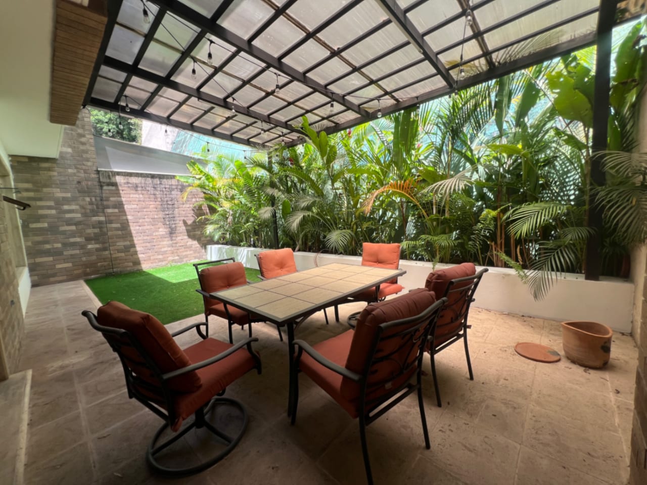 OAKLAND ZONA 10, CASA RENTA 370 MTS2, 3 DORMITORIOS, SALA FAMILIAR, DORMITORIO DE SERVICIO, CONDOMINIO PRIVADO, SE ACEPTAN SOLAMENTE MASCOTA PEQUEÑA, TIENE DESNIVELES $2,500 — Casa en Alquiler en Zona 10, Guatemala, Ciudad — foto 10 de 11