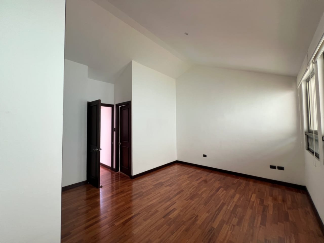 OAKLAND ZONA 10, CASA RENTA 370 MTS2, 3 DORMITORIOS, SALA FAMILIAR, DORMITORIO DE SERVICIO, CONDOMINIO PRIVADO, SE ACEPTAN SOLAMENTE MASCOTA PEQUEÑA, TIENE DESNIVELES $2,500 — Casa en Alquiler en Zona 10, Guatemala, Ciudad — foto 9 de 11