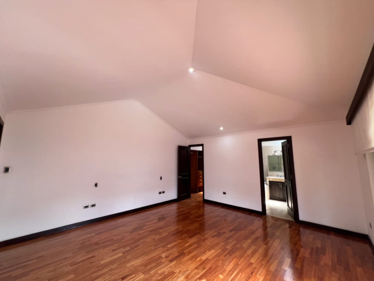 OAKLAND ZONA 10, CASA RENTA 370 MTS2, 3 DORMITORIOS, SALA FAMILIAR, DORMITORIO DE SERVICIO, CONDOMINIO PRIVADO, SE ACEPTAN SOLAMENTE MASCOTA PEQUEÑA, TIENE DESNIVELES $2,500 — Casa en Alquiler en Zona 10, Guatemala, Ciudad — foto 11 de 11