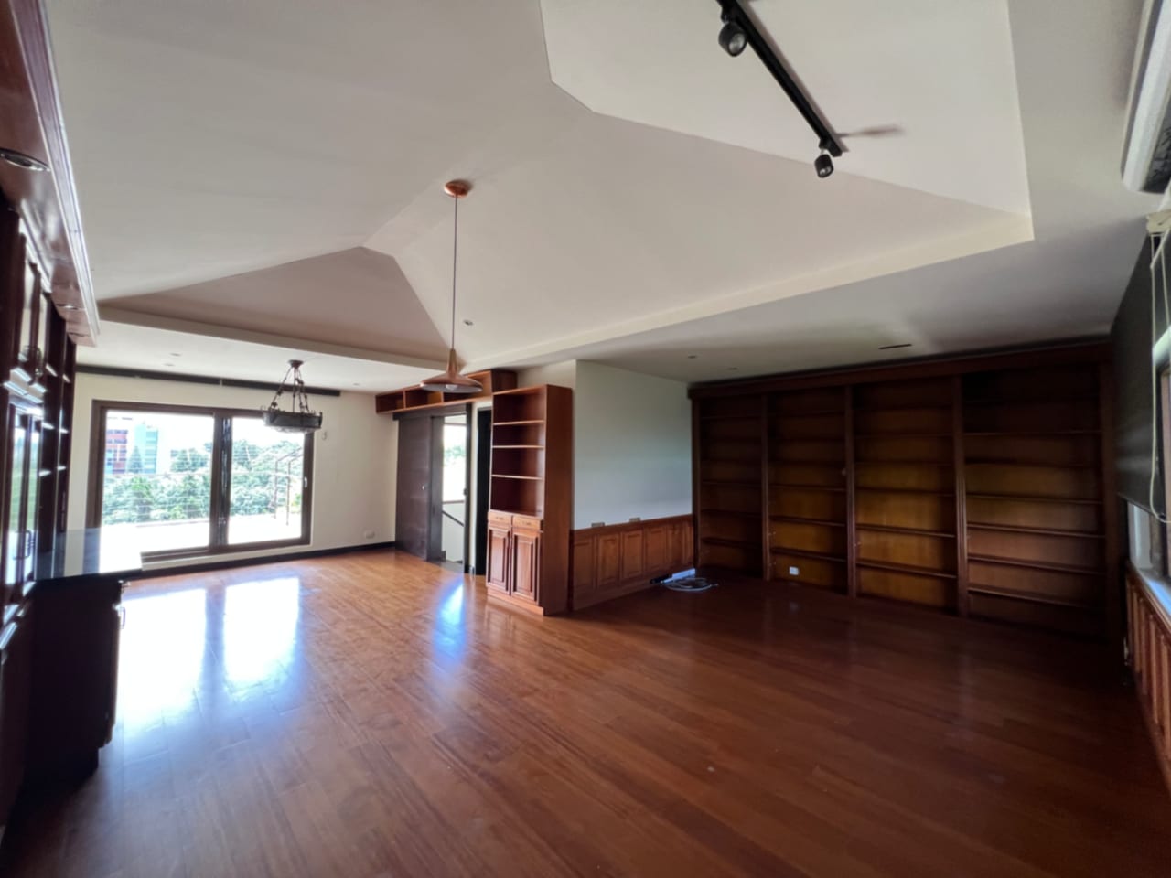 CASA RENTA CONDOMINIO EXCLUSIVO LA JOYA ZONA 10, 430 MTS2, 4 DORMITORIOS $4,500 DÓLARES MÁS IVA — Casa en Alquiler en Zona 10, Guatemala, Ciudad — foto 1 de 17