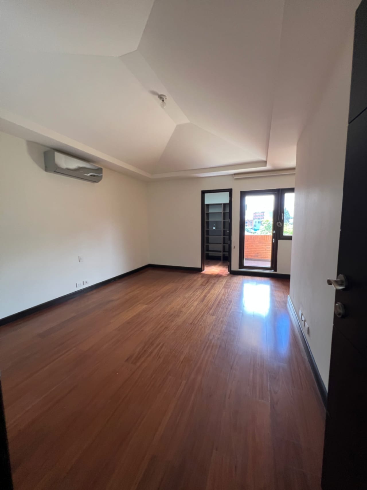CASA RENTA CONDOMINIO EXCLUSIVO LA JOYA ZONA 10, 430 MTS2, 4 DORMITORIOS $4,500 DÓLARES MÁS IVA — Casa en Alquiler en Zona 10, Guatemala, Ciudad — foto 11 de 17