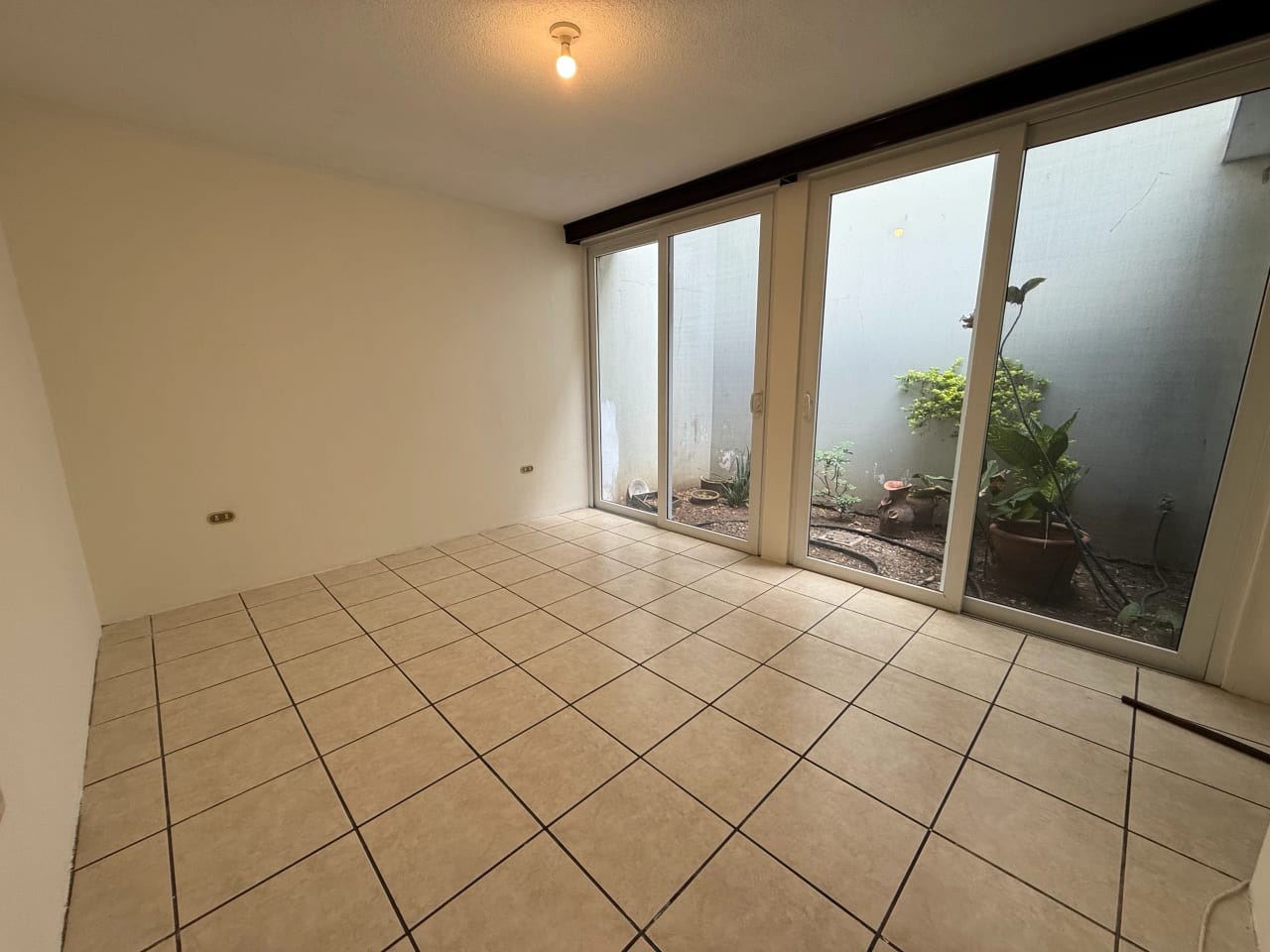 Casa con Terraza Frente al Parque - Lomas del Bosque Z. 11 Mixco — Casa en Alquiler en Zona 11 Mixco, Guatemala, Ciudad — foto 4 de 14