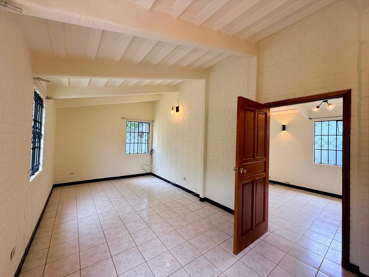 Vendo casa dentro de garita en zona 10 — Casa en Venta en Zona 10, Guatemala, Ciudad — foto 3 de 12