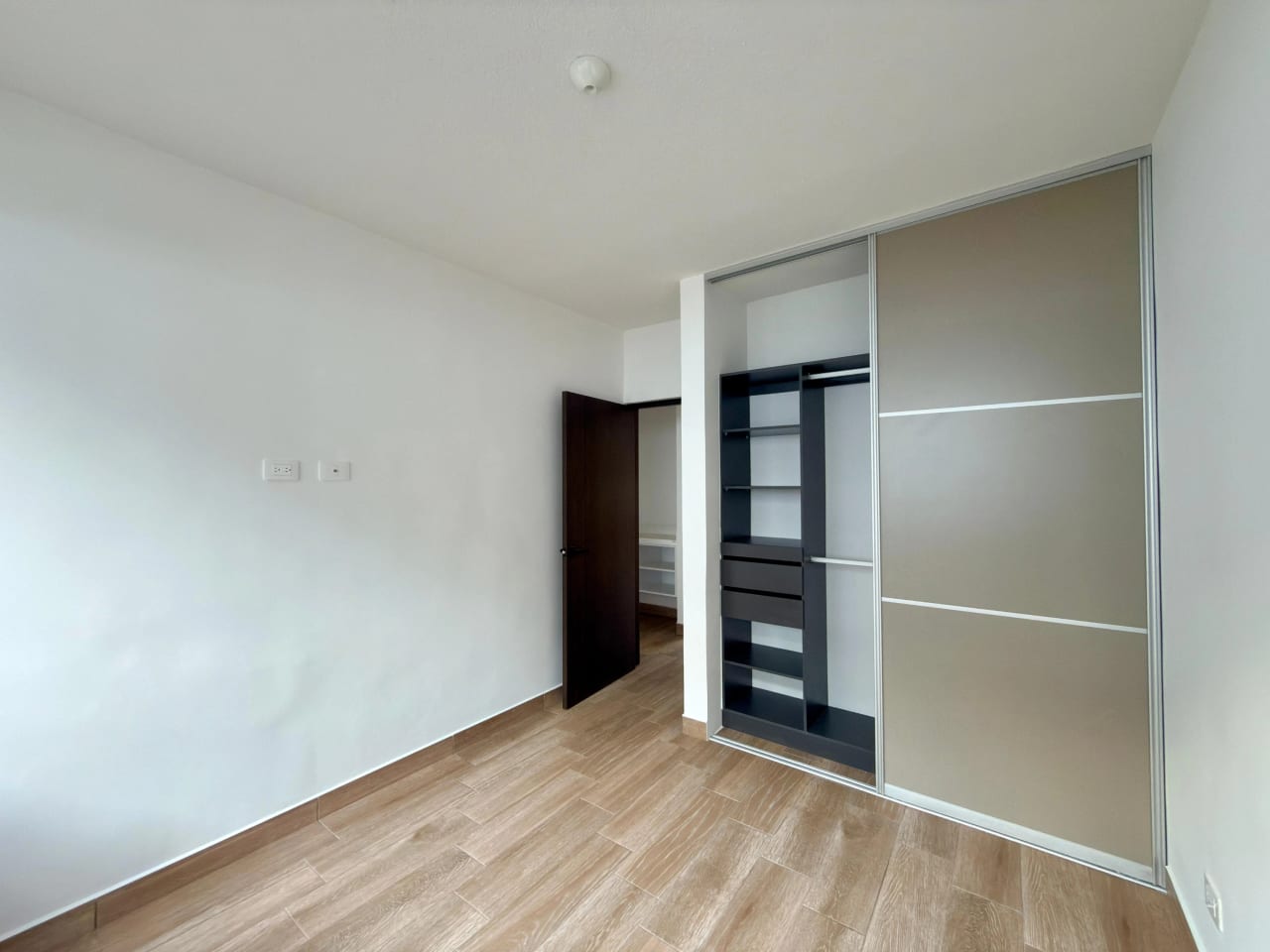 Vendo casa en condominio Laureles zona 16 — Casa en Venta en Zona 16, Guatemala, Ciudad — foto 9 de 17