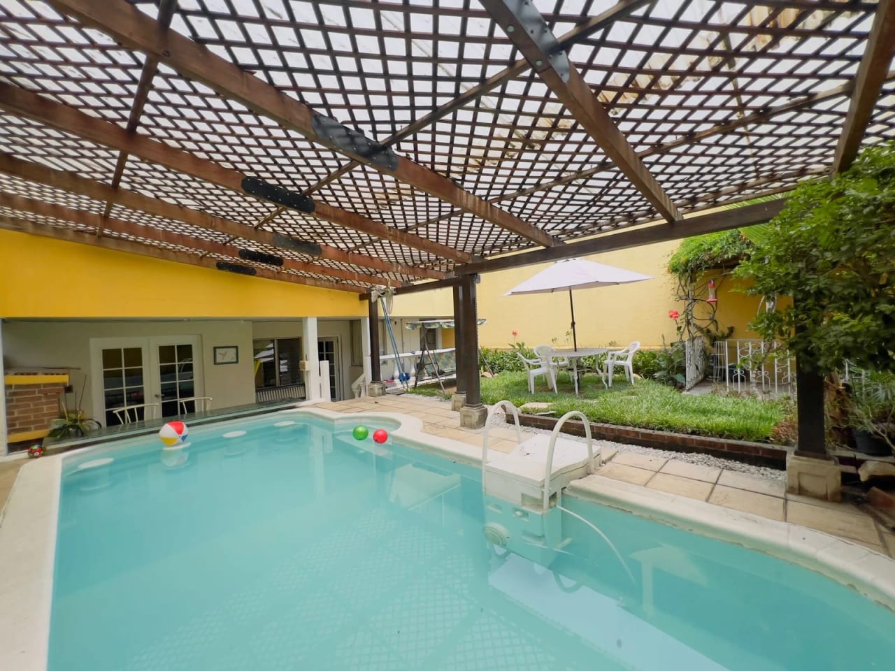 Casa en venta dentro de garita en Santa Rita 2 — Casa en Venta en Zona 2 Mixco, Guatemala, Ciudad — foto 1 de 16