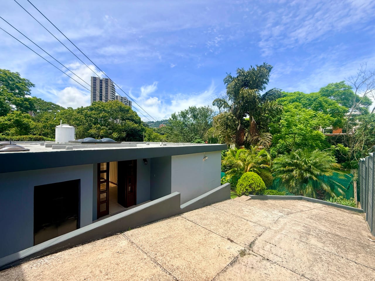 Casa en venta dentro de garita en zona 10 — Casa en Venta en Zona 10, Guatemala, Ciudad — foto 1 de 17
