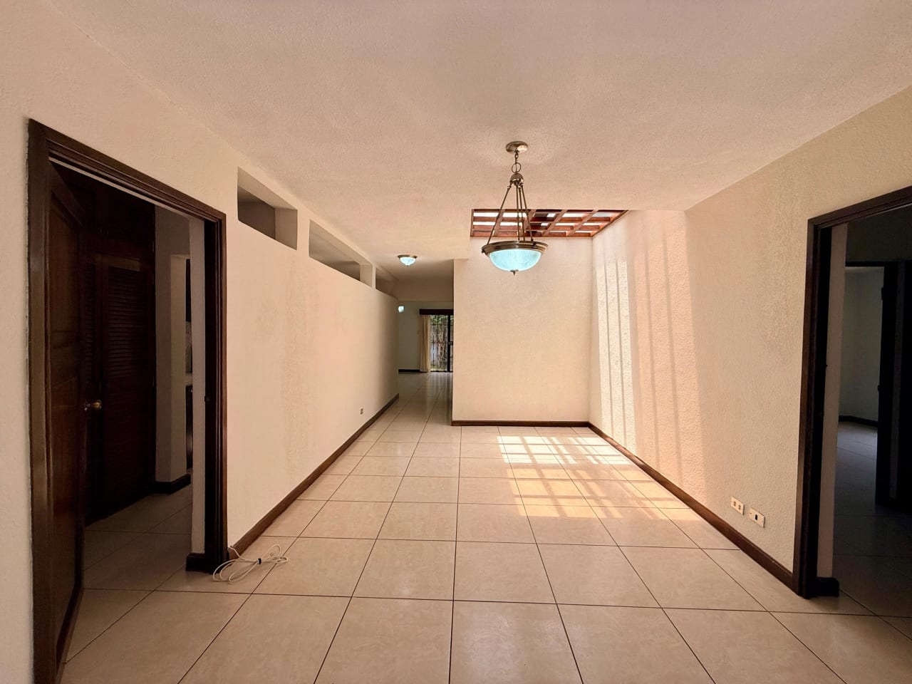 Casa en venta dentro de garita en zona 10 — Casa en Venta en Zona 10, Guatemala, Ciudad — foto 4 de 17
