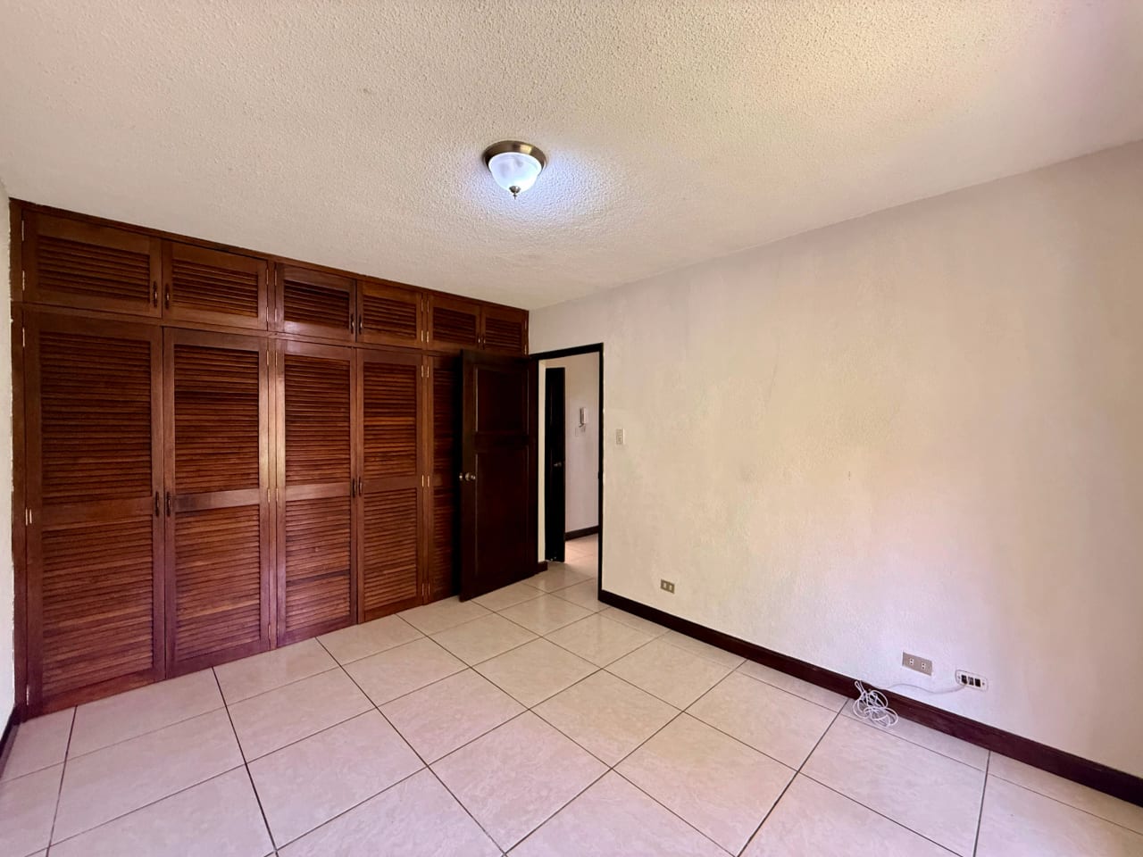 Casa en venta dentro de garita en zona 10 — Casa en Venta en Zona 10, Guatemala, Ciudad — foto 12 de 17