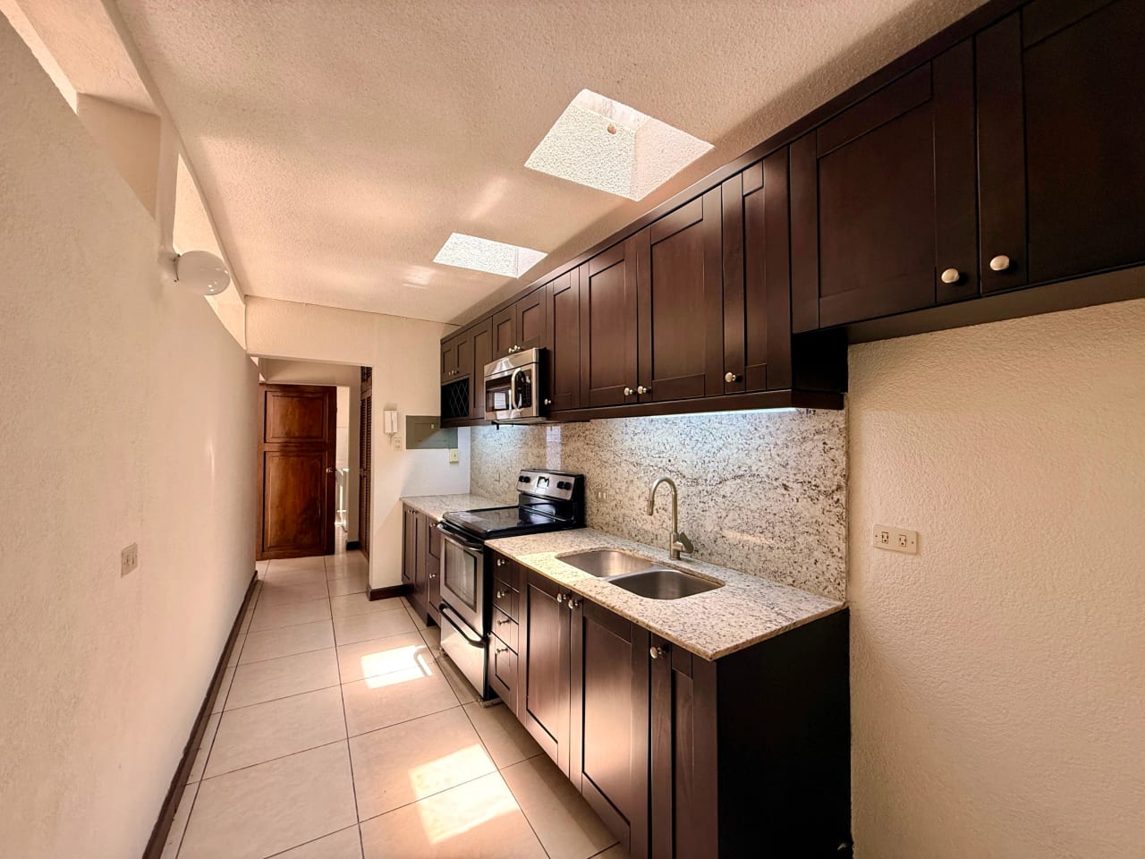 Casa en venta dentro de garita en zona 10 — Casa en Venta en Zona 10, Guatemala, Ciudad — foto 9 de 17