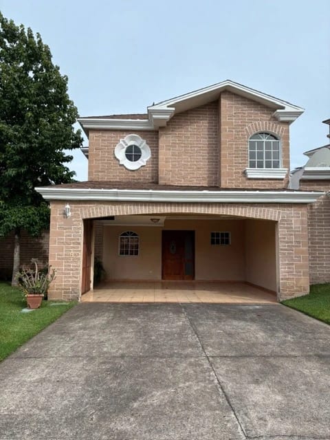 Casa en renta - Santa Anita 2 - CAES — Casa en Venta en San José Pinula, Guatemala, Ciudad — foto 1 de 14