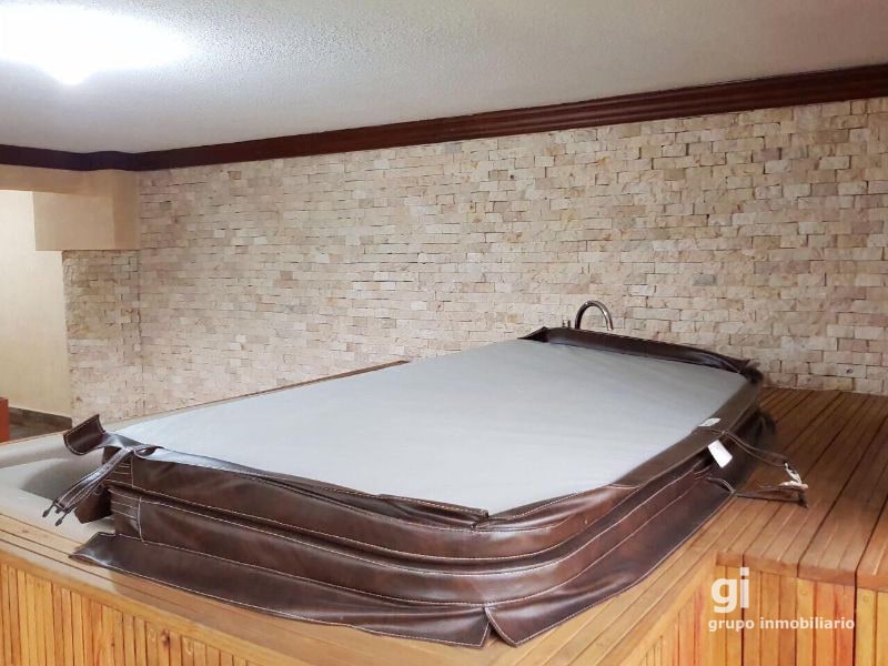 Amplia casa en venta con espacio adicional para un pequeño negocio. Ubicada en Zona 15 - 2