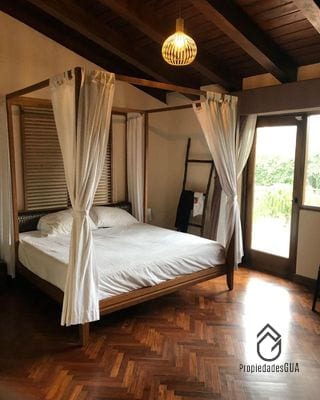 Amplia casa con gran jardín dentro de condominio privado en zona 14 — Casa en Alquiler en Zona 14, Guatemala, Ciudad — miniatura 7 de 8