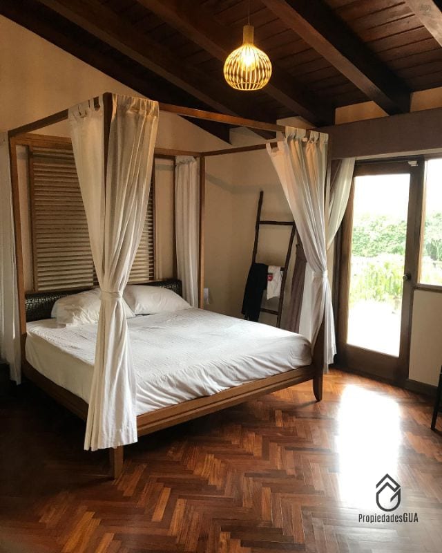 Amplia casa con gran jardín dentro de condominio privado en zona 14 — Casa en Alquiler en Zona 14, Guatemala, Ciudad — foto 7 de 8