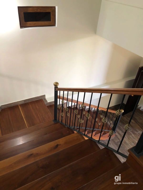 Amplia casa en venta con espacio adicional para un pequeño negocio. Ubicada en Zona 15 - 6