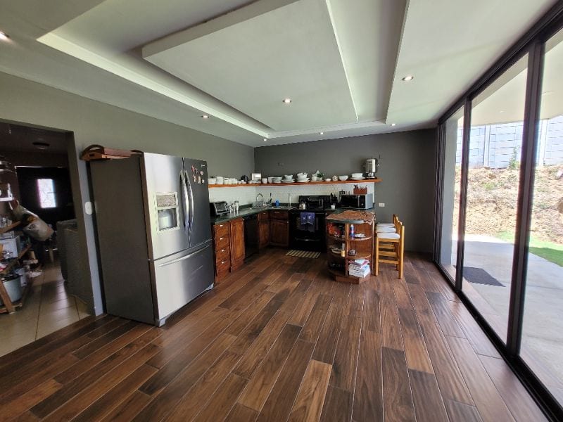 Atención inversionistas: Propiedad cerquísima a la ciudad y con un gran área verde — Casa en Venta en San Lucas Sacatepéquez, Sacatepéquez — foto 8 de 17