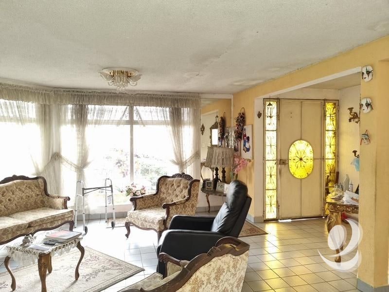 Casa en Venta San Cristóbal con amplio terreno - 2