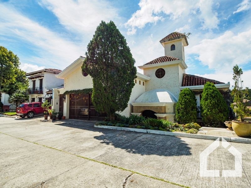 En venta casa de 3 habitaciones y jardín en La Foresta, Fraijanes — Casa en Venta en La Foresta, Carretera a El Salvador, Guatemala, Ciudad — foto 1 de 16