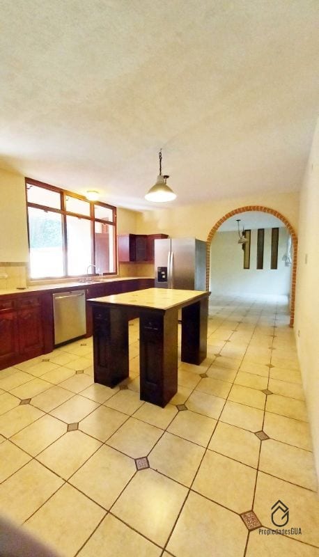 Amplia casa con gran jardín dentro de condominio privado en zona 14 — Casa en Alquiler en Zona 14, Guatemala, Ciudad — foto 4 de 8