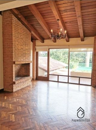 Amplia casa con gran jardín dentro de condominio privado en zona 14 — Casa en Alquiler en Zona 14, Guatemala, Ciudad — miniatura 3 de 8