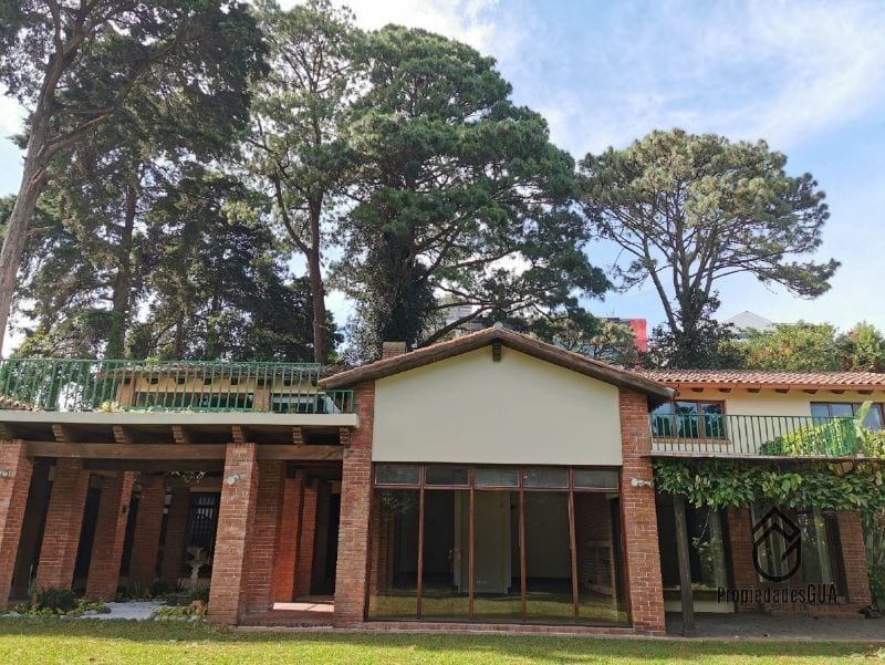 Amplia casa con gran jardín dentro de condominio privado en zona 14 — Casa en Alquiler en Zona 14, Guatemala, Ciudad — foto 2 de 8