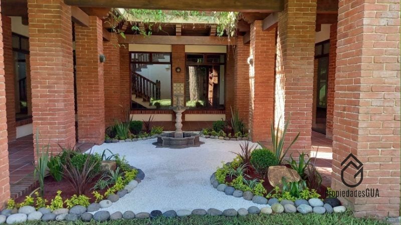 Amplia casa con gran jardín dentro de condominio privado en zona 14 — Casa en Alquiler en Zona 14, Guatemala, Ciudad — foto 1 de 8
