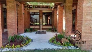 Amplia casa con gran jardín dentro de condominio privado en zona 14 — Casa en Alquiler en Zona 14, Guatemala, Ciudad — miniatura 1 de 8