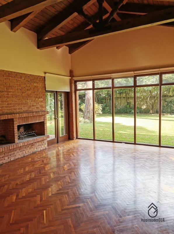 Amplia casa con gran jardín dentro de condominio privado en zona 14 — Casa en Alquiler en Zona 14, Guatemala, Ciudad — foto 5 de 8