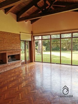 Amplia casa con gran jardín dentro de condominio privado en zona 14 — Casa en Alquiler en Zona 14, Guatemala, Ciudad — miniatura 5 de 8