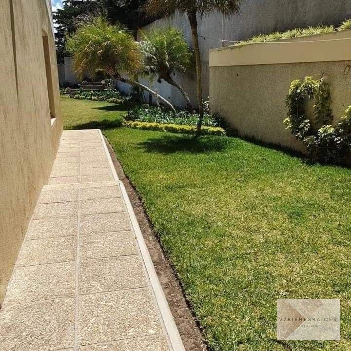 HERMOSA CASA CON JARDÍN AMPLIO - 8