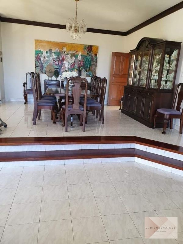 HERMOSA CASA CON JARDÍN AMPLIO - 7