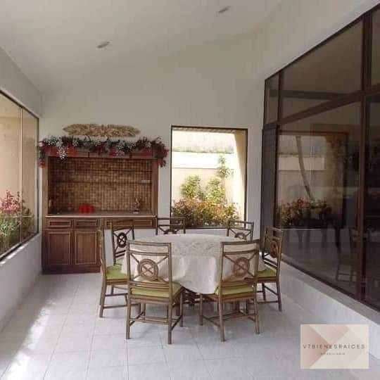 HERMOSA CASA CON JARDÍN AMPLIO - 3