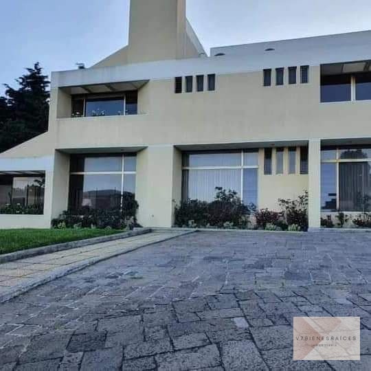 HERMOSA CASA CON JARDÍN AMPLIO - 1