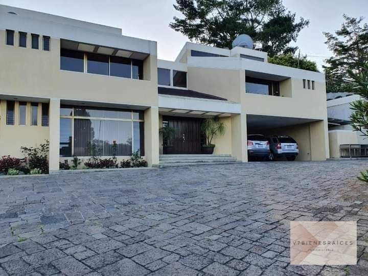 HERMOSA CASA CON JARDÍN AMPLIO - 5