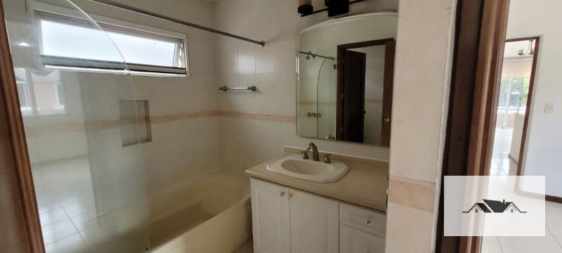 EN RENTA CASA ZONA 14 LA CAÑADA 325 mts2 — Casa en Alquiler en La Cañada, Zona 14, Guatemala, Ciudad — foto 4 de 17