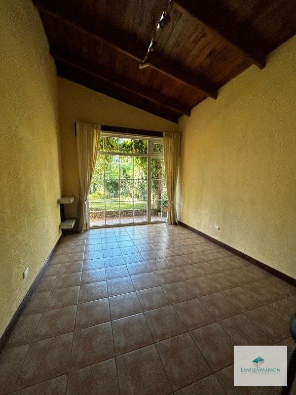 VENTA DE CASA DE UN NIVEL EN CARRERTERA A EL SALVADOR , LOMAS DE SAN RAFAEL — Casa en Venta en Lomas de San Rafael, Carretera a El Salvador, Guatemala, Ciudad — foto 10 de 15