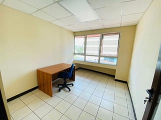 Oficina en Renta de 94 mts2 Zona 10 Entrada a Oakland — Oficina en Alquiler en Zona 10, Guatemala, Ciudad — miniatura 3 de 6