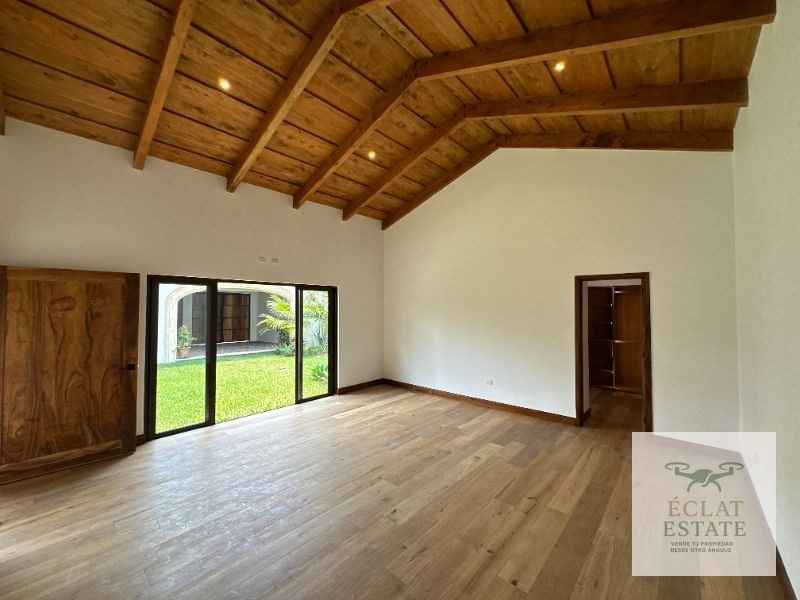 Casa en Venta en Los Franciscanos, Antigua Guatemala: Lujo y Confort - 2